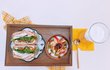 신혼부부 남편 아침 차려준 사진