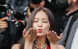 제니 유혹의 윙크.jpg