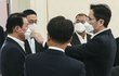 최태원 회장 마스크끈 고쳐주는 이재용 부회장