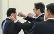 어, 줄이 X자로 꼬였네…최태원 마스크 끈 풀어준 이재용