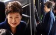 “남색 코트? 그런 의미 아냐” 박근혜 사전투표에 쏠린 눈