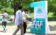 한강에 나타난 시선 강탈 돗자리.jpg