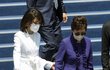 김건희 여사, 文내외에 폴더인사…朴 퇴장땐 밀착 배웅