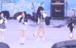 무대가 끝난 후 말려 올라간 원영이 치마 내려주고 우다다다 날아가는 아이브 리즈