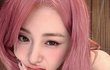 허윤진 분홍머리로 염색했나봄
