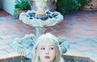아이유  백금발 잘어울린다