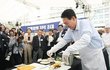 506070대들이 잘한다고 외치는 윤석열 김치찌개 만찬 25일 만에…언론재단 "내년 해외연수 160여명과 같이 떠난다"