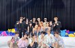 SM 활동 그룹들 엠카에서 모여서 사진찍음