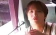 버스 좌석에 냄새나는 발 올린 아이돌