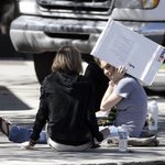 <b>린지</b>로한, 길바닥에 앉아서 친구와 노는 중~?