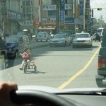 도로를 <b>장악</b>한 어린이.ㅋㅋ