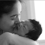 최근 정혜영 , 아기<b>안고</b> 있는 그사진...