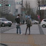 횡단<b>보도</b> 앞에서 본 양재희 송주 모델 커플