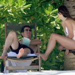 휴그랜트 &amp; 엘리자베스헐리 <b>해변</b>에서 다정하게 휴식중