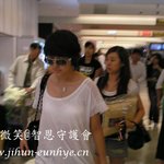 대만<b>공항</b>에서 윤은혜, 흰티 한장 걸치고