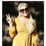 파파라치들보며 웃고 있는 <b>노랑</b> 드레스의 린지 로한 ~