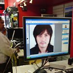 최근 뉴질랜드 사진관에서 <b>증명</b>사진 찍고있는 장동건