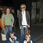 <b>샤론</b>스톤, 아이들 유모차에 태우고 시장가나?