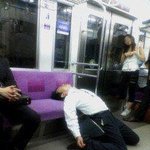 지하철에서 어떤아저씨가 노골적인 자세로 <b>유혹</b>해요..