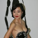 헉 김윤진!!가슴노출사고??옷 안흘러내리는게 <b>신기하넹</b>..