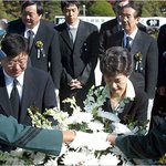 박정희 <b>국립</b>묘지 추모중인 박근혜와 은지원