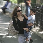 안젤리나 졸리가 아이들과 외출할때 항상 매는 백