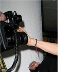 파파라치 때문에 화난 <b>루시</b>리우 카메라를 밀다