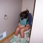 이 <b>처자</b> 변기에 앉아서