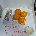 피자,밥,먹고 <b>후식</b> 귤 아이스크림 해치우는중 ㅋㅋ