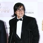 배용준 <b>목발</b> 짚고 시상식 참석