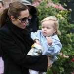 졸리 엄마 품에서 과자먹는 샤일로..클수록 <b>브레드</b> 닮아가