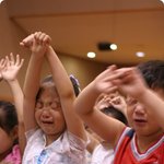어린이들이 벌 <b>서고</b> 있는게 아닙니다. 놀라지마세요