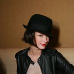 <b>까만색</b> 가발도 잘 어울리는 패리스힐튼