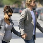 출산일이 다가와 배가 뽈록~ 나온 할리<b>베리</b>