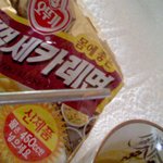 오뚜기 라면에서 에벌레 나왔다 ㅡㅡ 머야 스레기라면