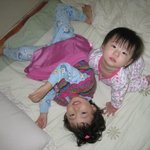 동생 <b>옷</b> 입고 좋아하는 <b>오빠</b>