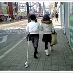 장갑을 <b>질질</b> 끌고 가시던 여자분.
