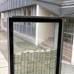 깨고 전부 가져가세요!! 방탄유리 회사의 <b>배짱</b>이네여