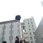 [사진] <b>졸업식날</b> 학사모 던질때 주의하세요!!