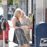 길거리에서 직접 잡지를 고르는 <b>미샤</b>버튼은 피부미인!