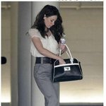 파파라치를 향해 손가락질을 하는 흥분한 에반젤린 <b>릴리</b>(로스트 여주인공)