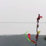 <b>묘기</b>인가 참 위험해 보이는군.