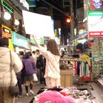 추운 겨울. <b>잠옷</b>만 입고 하는 길거리 알바생
