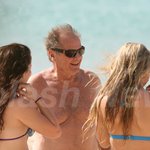 잭니콜슨은 해변에서 젊은 비키니걸들과 회춘중!