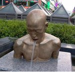 어딘가 벨<b>런스</b>가 안 맞는 동상.