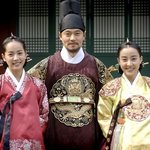 <b>눈가</b>에 수상한 자국있는 한지민, 혹시?