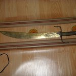 땅속에서 발굴한 칼 그리고 손바닥보다 작은 2개의 <b>불상</b>