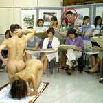누드화를 그릴땐 웃지 맙<b>시다</b>.