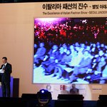 <b>시청앞</b> 광장에서