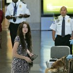 공항에 나타난 천사 <b>미샤</b>바튼